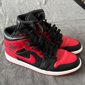 Nike Air Jordan 1 Mid ‘Banned’